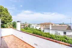 Espectacular chalet independiente con gran piscina privada, placas solares y vistas al mar en Els Masos de Coma-ruga