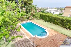 Espectacular chalet independiente con gran piscina privada, placas solares y vistas al mar en Els Masos de Coma-ruga