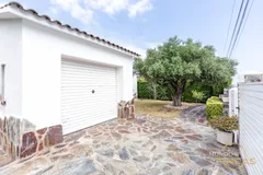 Espectacular chalet independiente con gran piscina privada, placas solares y vistas al mar en Els Masos de Coma-ruga