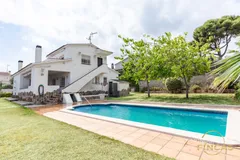 Espectacular chalet independiente con gran piscina privada, placas solares y vistas al mar en Els Masos de Coma-ruga