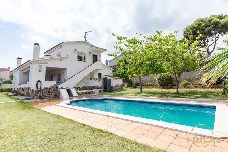 Espectacular chalet independiente con gran piscina privada, placas solares y vistas al mar en Els Masos de Coma-ruga